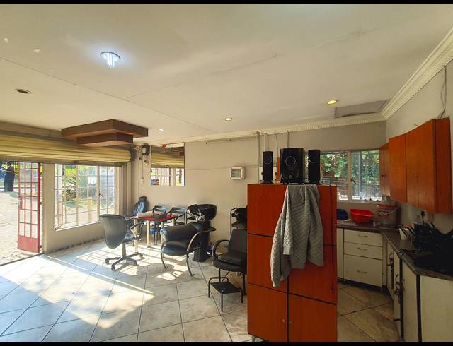 48M² BUSINESS CENTRE TO LET IN HALFWAY GARDENS